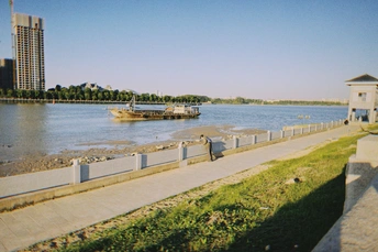 靠近水域 旁边有长椅 有船停泊