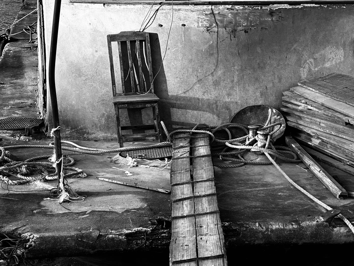 一个老房子里的房间 地板上有木质家具