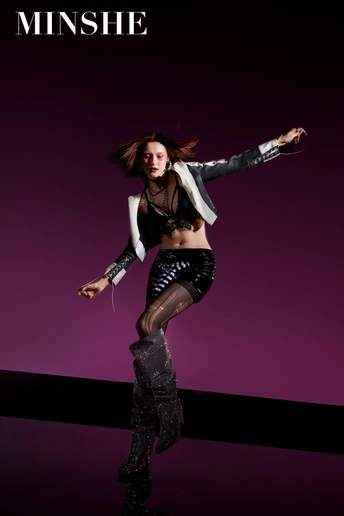 靴子女孩在空中跳跃 腿在空中 手里拿着一把伞。