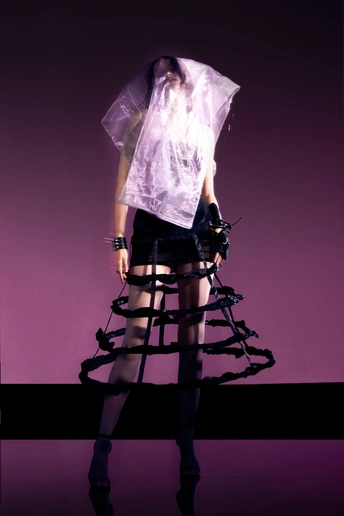 站在紫色背景前的女人