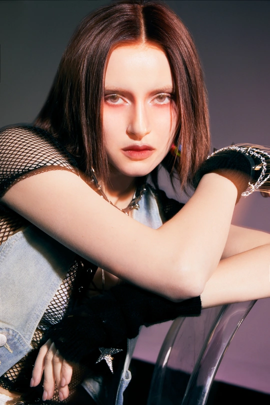 一个坐在椅子上的美丽年轻女子手里拿着手套