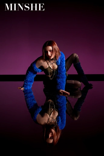 一张带有紫色背景的舞者海报