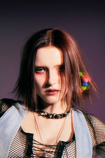 一位年轻女子正在为肖像画做姿势 同时戴着项链。