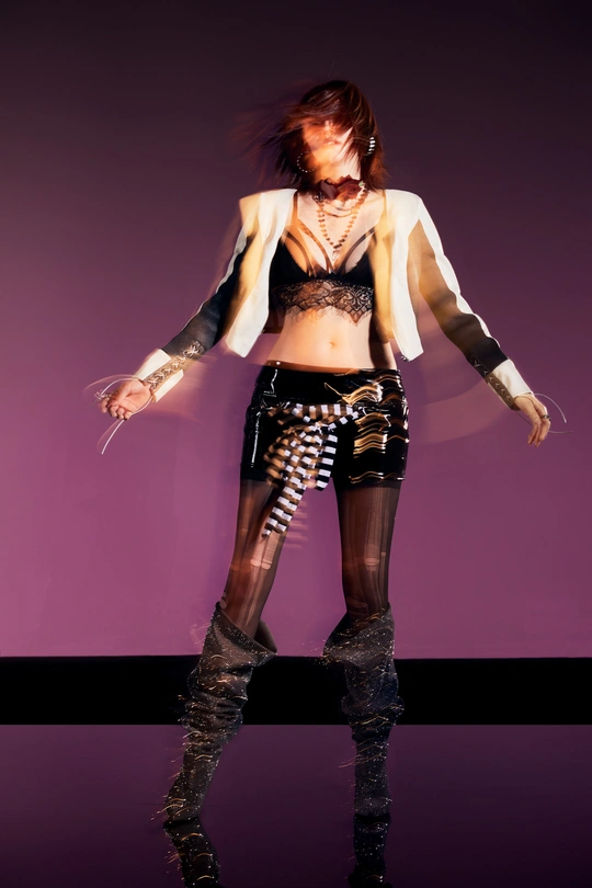 一位女士穿着靴子和带着雨伞