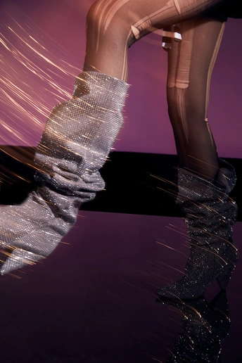 穿高跟鞋和鞋的舞者的腿和脚