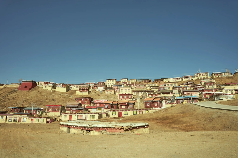 沙漠附近一个小镇山腰上的多彩房屋