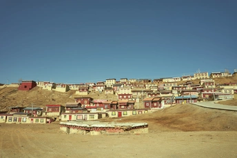 沙漠附近一个小镇山腰上的多彩房屋