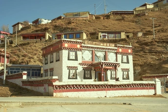 一个小村庄在山丘旁边