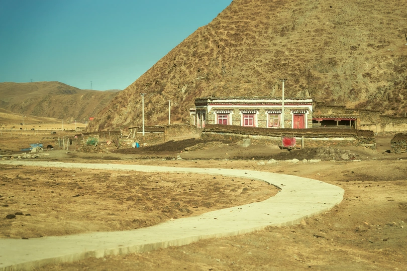 在沙漠中的一座小山丘上的小屋