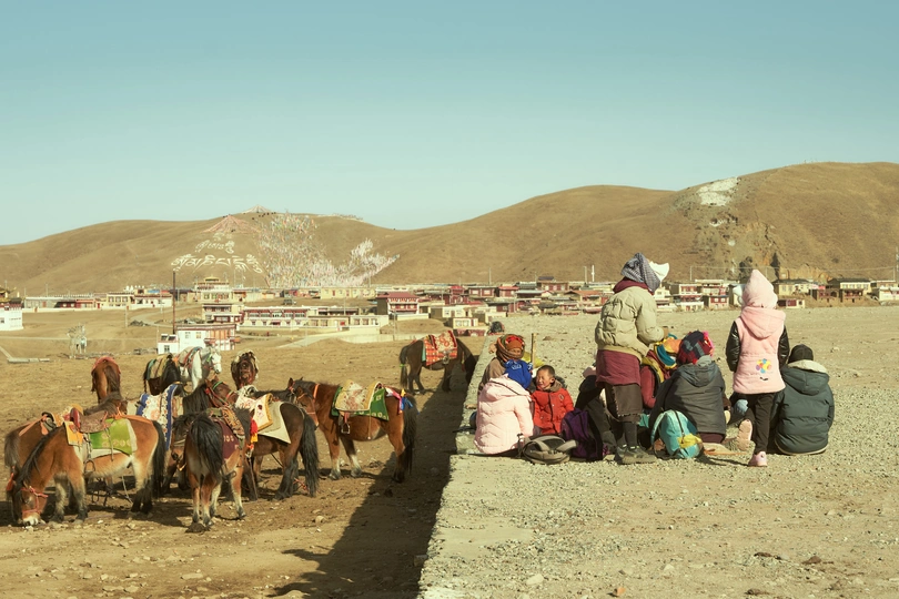 路边坐着的人们骑着马