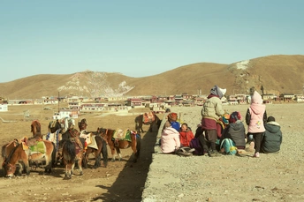 路边坐着的人们骑着马