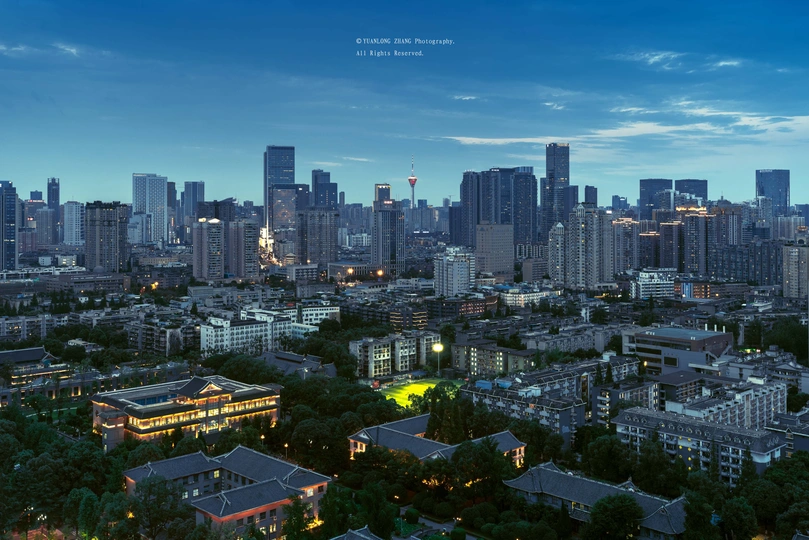 夜晚的城市 天际线被点亮了。