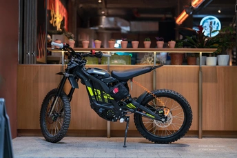 一辆黑色摩托车停在餐厅内部