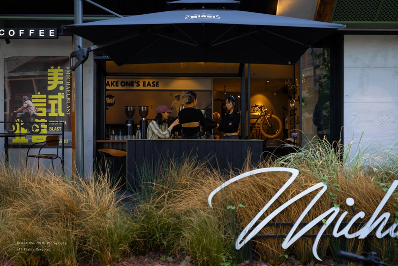 一家坐在建筑物前的餐厅 有招牌。