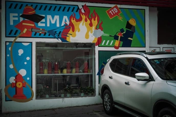 一辆白色汽车停在商店前面