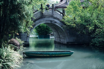 小船在水下 在石桥下。