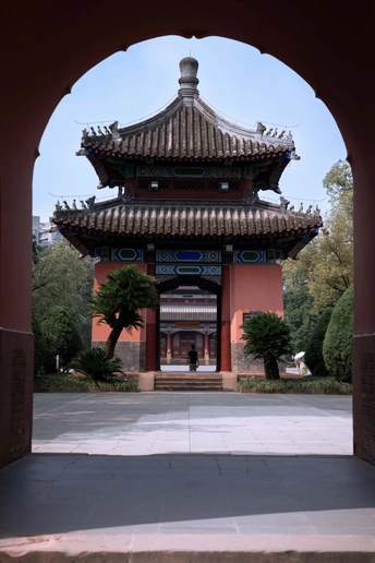 拱门环绕的庭院中的塔楼入口