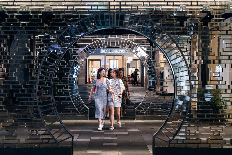 一个模型穿过一个有人的镜子