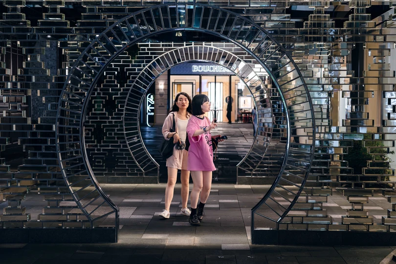 一位妇女和一位女孩站在一幅艺术品前