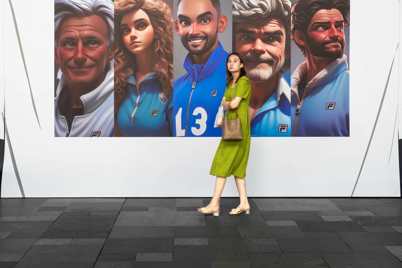 站在演员画像前的女人