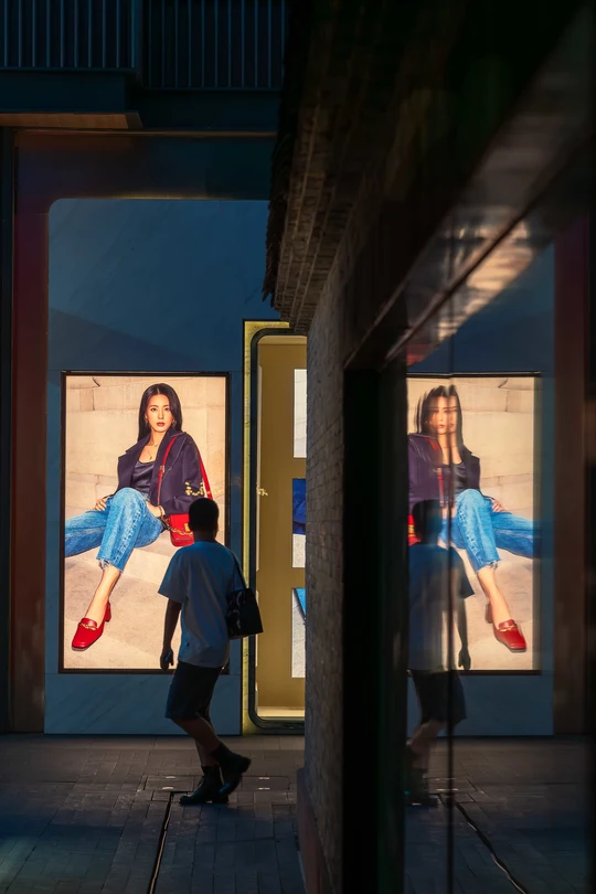 一个人和男孩在晚上沿着街道走