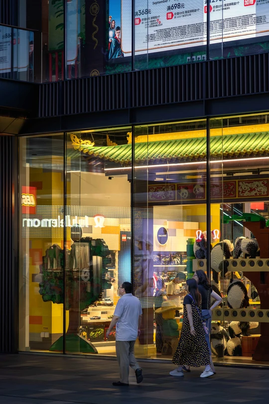 晚上经过一家商店的几个人