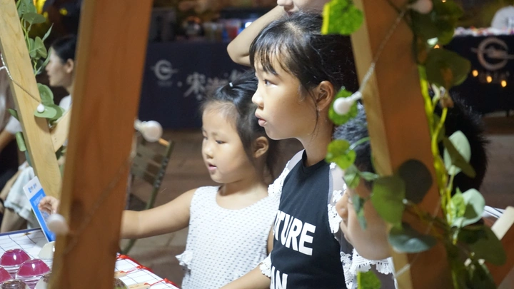 人潮拥挤，你在哪里