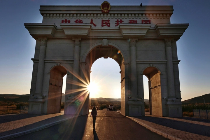 庄严壮观的边境国门