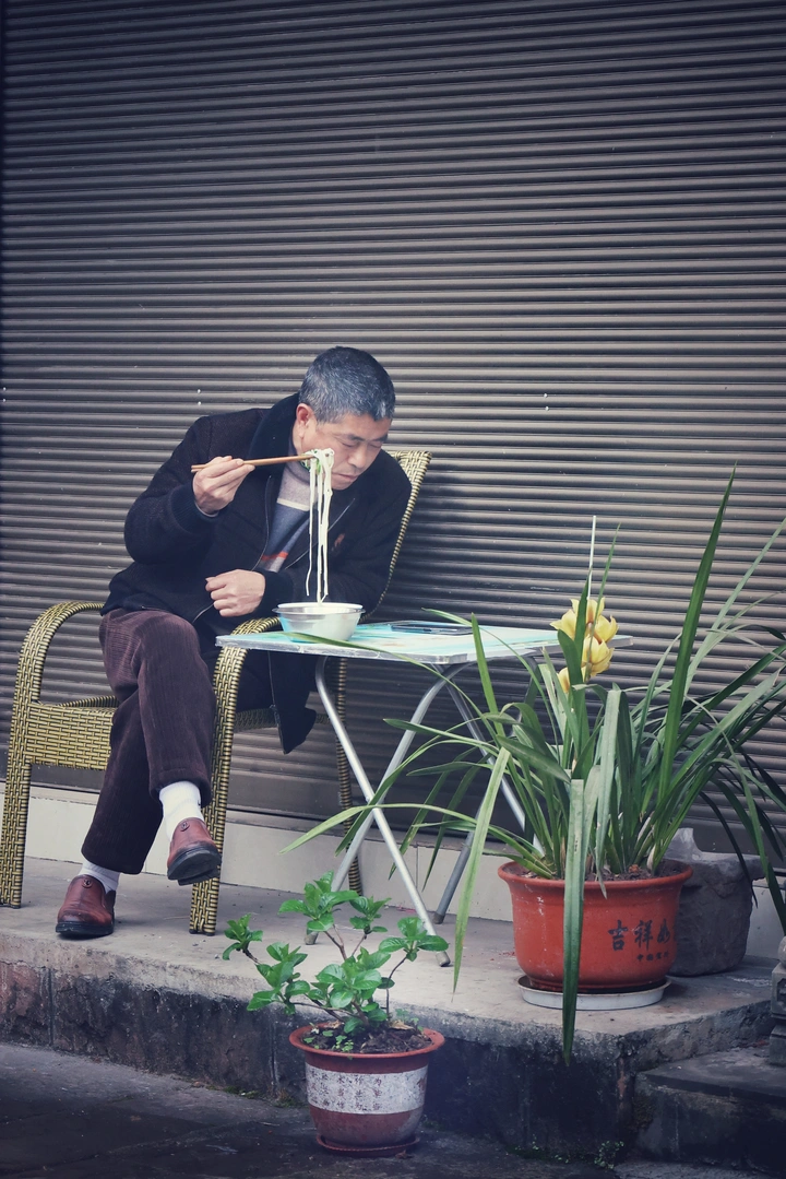 这面条悬挂空中良久……