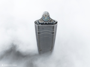 一张高楼顶部被雾气环绕的照片
