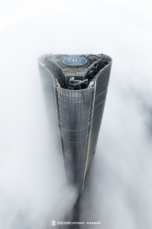 雾中的高楼顶部照片