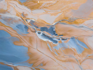 金色、橙色和蓝色的水滴抽象图像
