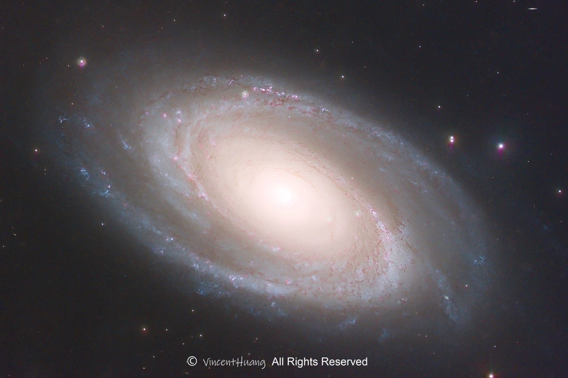 环绕在其周围的螺旋星系