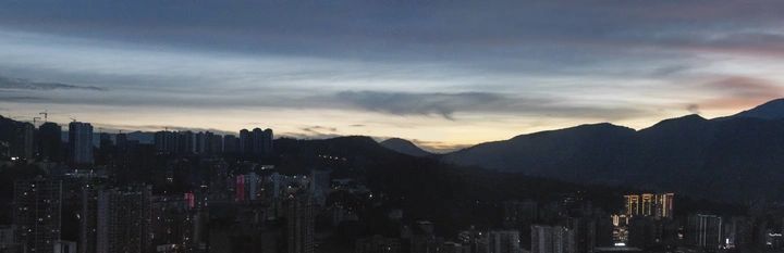 你看夕阳，我也看夕阳，我们就在夕阳下相遇