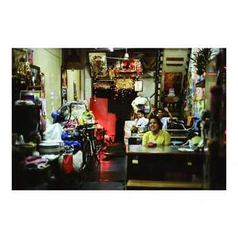 一个男子和一个女子坐在餐厅或商店的桌子旁