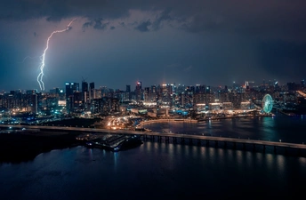 闪电在夜间袭击一座城市