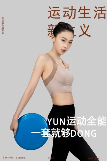 一位女士在白色背景前拿着一个蓝色飞盘