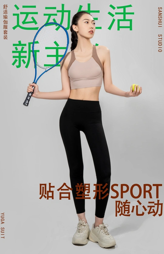 一位女子手持网球拍