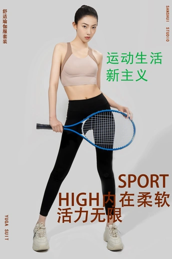 一位女子持网球拍在白色背景前