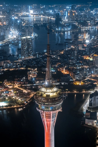 夜晚的城市景观 前景中有一座塔。