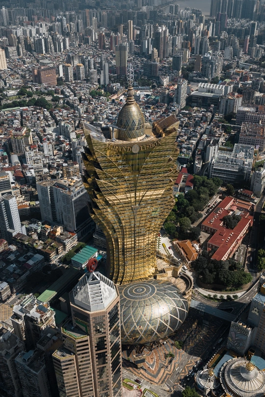 从一座高塔的顶部拍摄的图片