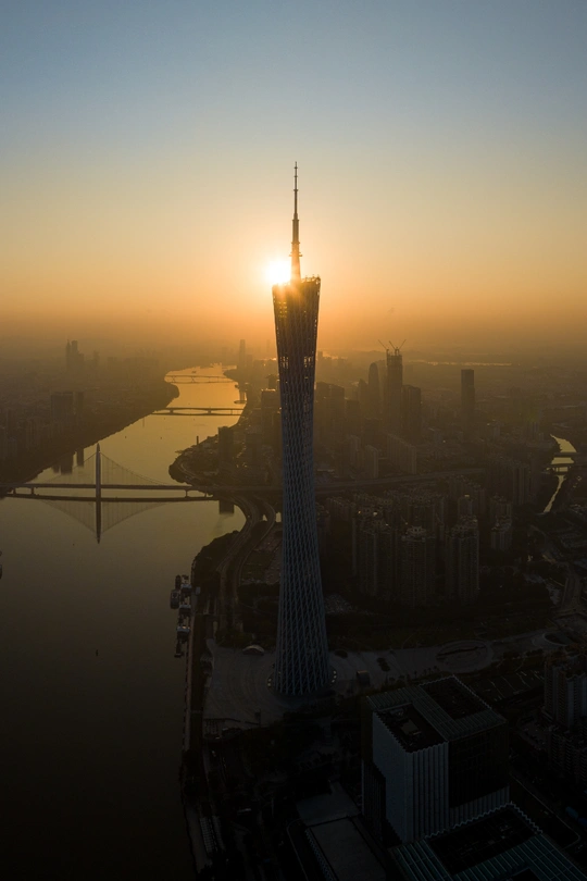 夕阳或日出时分 太阳落在一个城市的上空 摩天大楼耸立在天际线上。