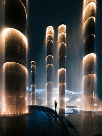 夜晚 一座城市被高塔上的灯光照亮。