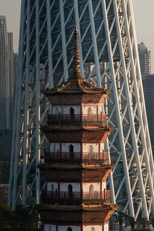 城市中一座高塔毗邻一座桥和其他高楼