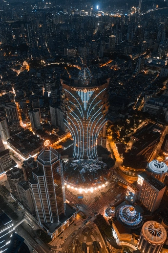 夜晚的城市从高塔顶部照亮 夜景