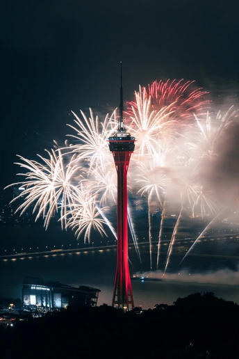 烟花照亮了未来主义结构夜空
