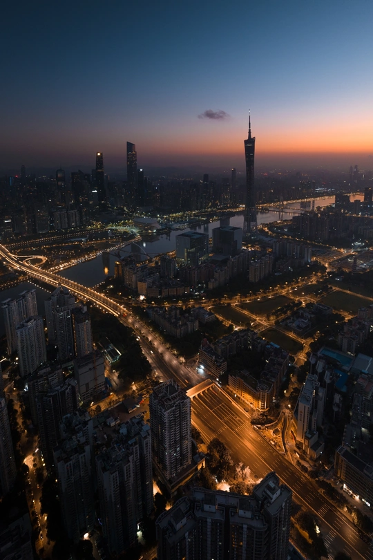 夕阳下的城市或黄昏时分的高楼