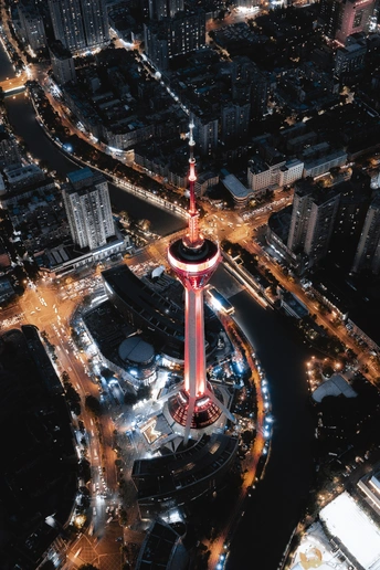 夜晚从空中拍摄的城市的照片