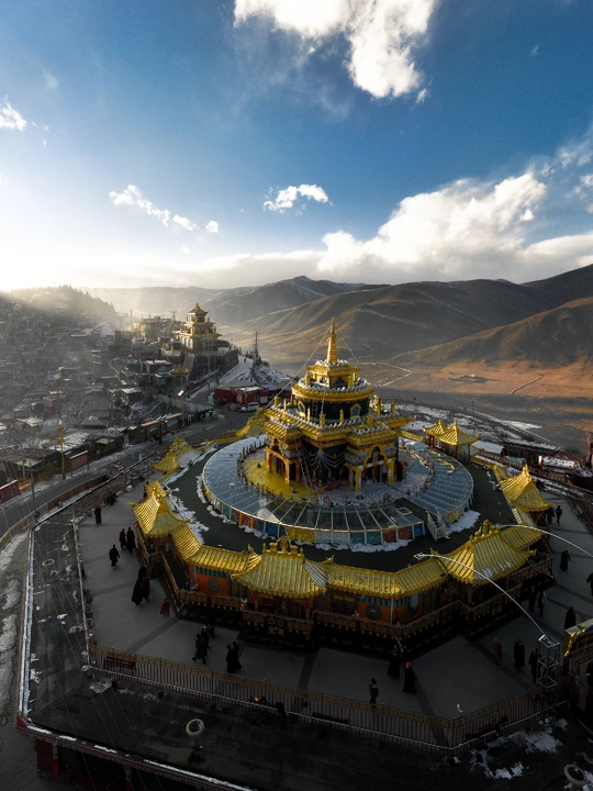 山顶上的一个寺庙