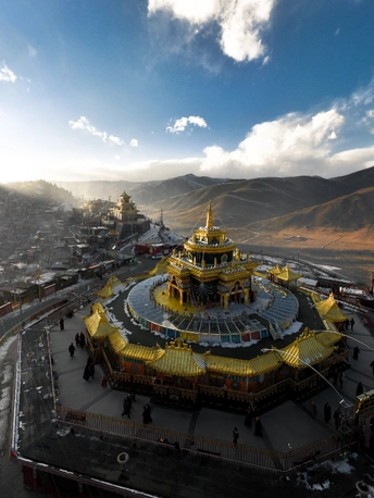 山顶上的一个寺庙